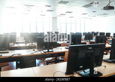 Großraumbüro mit mehreren Workstations leeren Stockfoto