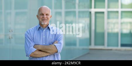 Panorama-Banner eines erfolgreichen Senior-Geschäftsmannes Stockfoto