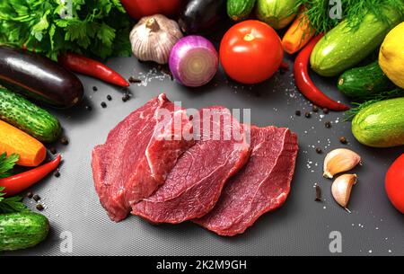 Stücke rohes Fleisch für Steak. Stockfoto