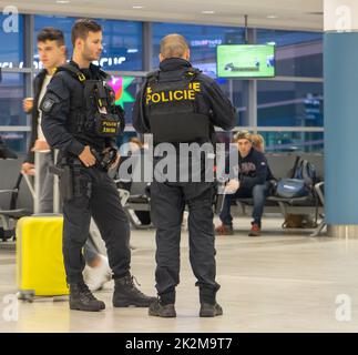 PRAG, TSCHECHIEN, SEP 15 2022, bewaffnete Polizeibeamte patrouillieren am Terminal des internationalen Flughafens Stockfoto