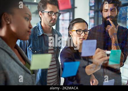 Gemeinsam als Team vorankommen. Eine Aufnahme von Mitarbeitern, die in einem modernen Büro Brainstorming durchführen. Stockfoto