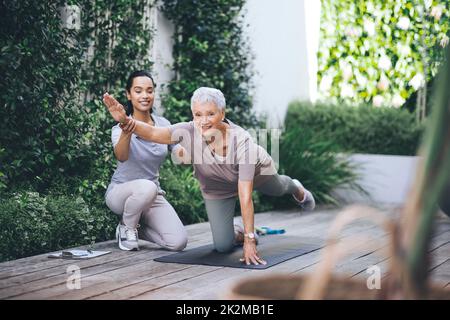 Die Angst vor der Zukunft ruiniert nur die Gegenwart. Aufnahme einer älteren Frau, die während einer Sitzung mit einem Physiotherapeuten draußen leichte Bodenübungen machte. Stockfoto