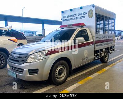 BANGKOK, THAILAND, SEP 15 2022, ein Auto der Einwanderungsbehörde ist vor dem internationalen Flughafen geparkt Stockfoto