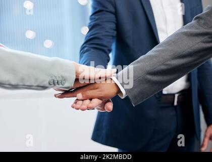 Es ist nicht das, was Sie tun, es ist, wie es getan. Aufnahme einer Gruppe von Geschäftsleuten, die sich solidarisch in die Hände schlossen. Stockfoto