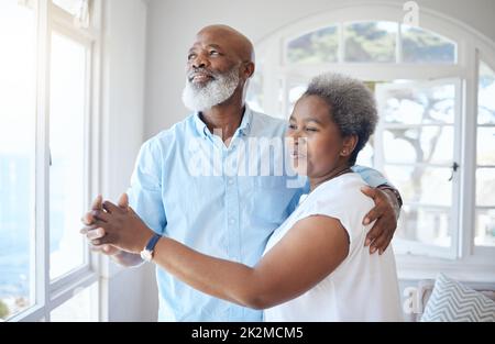 Gemeinsam besser. Aufnahme eines reifen Paares, das sich einen Tanz im Inneren teilt. Stockfoto