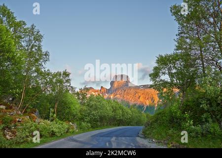 Mitternachtssonne in Norwegen. Mitternachtssonne - Landschaft in Nordland, Norwegen. Stockfoto