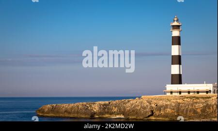 Landschaftlich schöner Leuchtturm von Artrutx bei Sonnenuntergang in Menorca, Spanien Stockfoto