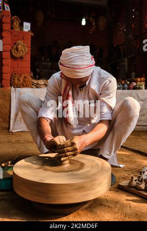 Indischer Töpfer bei der Arbeit, Shilpagram, Udaipur, Rajasthan, Indien Stockfoto