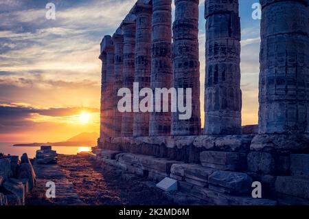 Poseidon Tempelruinen am Kap Sounio bei Sonnenuntergang, Griechenland Stockfoto