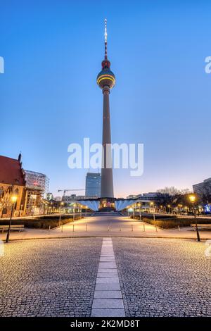 Der Alexanderplatz mit dem berühmten Fernsehturm in Berlin ohne Menschen im Morgengrauen Stockfoto
