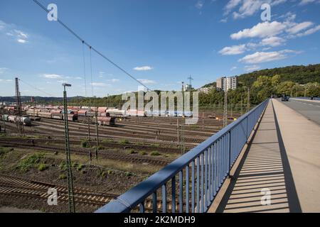 Eisenbahnshunting Yard in Hagen-Vorhalle, Güterzüge, Brücke Noeh Straße, Hagen, Nordrhein-Westfalen, Deutschland. Eisenbahn-Rangierbahnhof in Hage Stockfoto