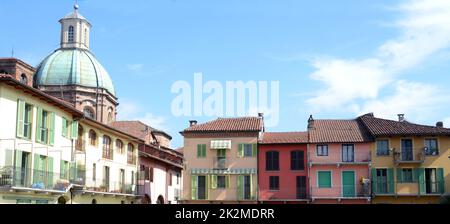 Das historische Zentrum mittelalterlichen Ursprungs von Gassino Torinese mit den bunten Häusern der Piazza Sampieri und der Renaissance-Kupferkuppel des Spirito Stockfoto