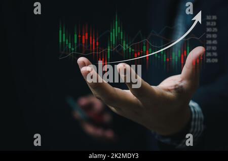 Finanz- und Unternehmensinvestitionskonzept. Aktien- und Krypto-Investmentfonds. Geschäftsmann analysiert oder handelt in Forex-Diagrammen von Finanzdaten. Stockfoto