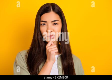 Foto von schönen intelligenten Brainstorming Mädchen Idee erzeugen versuchen, Problemlösung isoliert auf gelbem Hintergrund zu finden Stockfoto