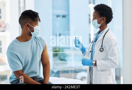 Diese Nadel ist ein riesiger Arzt. Aufnahme eines Arztes, der kurz vor der Injektion des Arms eines Patienten steht. Stockfoto