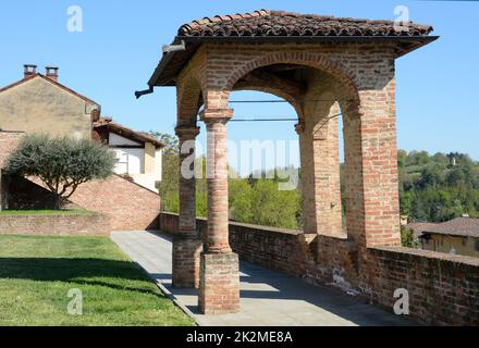 Pomaro Monferrato ist ein kleines mittelalterliches Dorf, das auf einem Hügel in der Nähe der imposanten alten Backsteinburg mit Blick auf die Hügel steht. Stockfoto