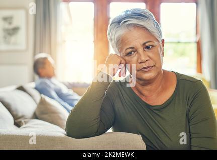 Ich bin davon müde. Aufnahme eines älteren Paares, das nach einem Streit getrennt auf einer Couch sitzt. Stockfoto