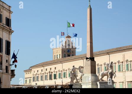 Der Quirinalspalast war der Sitz der Päpste und jetzt der Präsident der Republik. Der Palast wird von dem Aussichtsturm, der als Towe bekannt ist, überragt Stockfoto