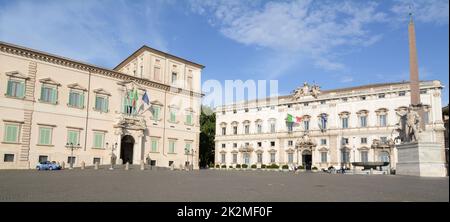 Der Quirinalspalast war der Sitz der Päpste und jetzt der Präsident der Republik. Der Obelisk des Quirinale und der Palast der Consulta befinden sich auf dem Stockfoto