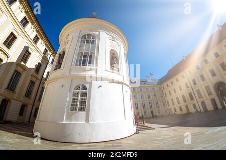 Kapelle des Heiligen Kreuzes im zweiten Hof der Prager Burg. Tschechische Republik Stockfoto