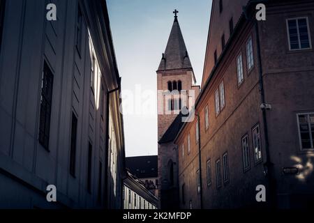 Schmale Straße in der Prager Burg mit Turm der St. Georges Basilika im Hintergrund. Prag, Tschechische Republik Stockfoto