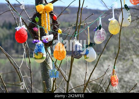 Ländliche Frau schmücken einen Osterbaum Stockfoto