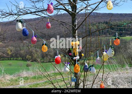 Ländliche Frau schmücken einen Osterbaum Stockfoto