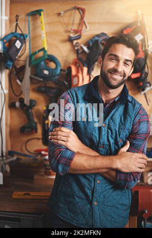 Sie sind mehr als Werkzeuge in den Händen eines Handwerkerhandwerks. Porträt eines Mannes, der in seiner Werkstatt steht. Stockfoto