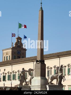 Der Quirinalspalast war der Sitz der Päpste und jetzt der Präsident der Republik. Der Palast wird von dem Aussichtsturm, der als Towe bekannt ist, überragt Stockfoto