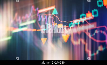 Analyse der Geschäftsbuchhaltung auf Informationsblättern. Geschäftsmann arbeitet an der Analyse von Investmentcharts für Gold Stockfoto