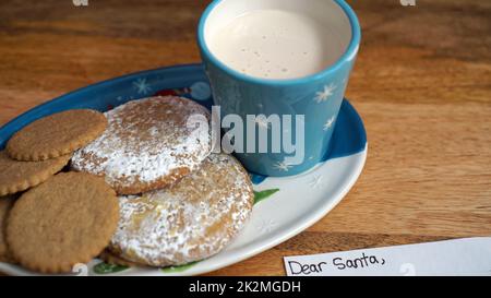 Kekse und Milch und eine Notiz für den Weihnachtsmann zu Weihnachten Stockfoto