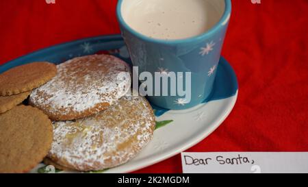 Kekse und Milch und eine Notiz für den Weihnachtsmann zu Weihnachten Stockfoto