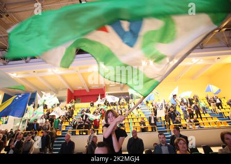 22. September 2022, Sarajevo, Sarajevo, Bosnien und Herzegowina: Anhänger der SDA (Partei der Demokratischen Aktion) winken mit Parteiflaggen, offizieller bosnischer Flagge und Kriegsflagge aus dem Krieg in Bosnien 1992/1995. Die Parlamentswahlen in Bosnien sind für den 2. Oktober geplant. Die Partei SDA vertritt die Regierungspartei, die die konservative bosnisch-muslimische politische Partei in Bosnien und Herzegowina vertritt. (Bild: © Amel Emric/ZUMA Press Wire) Stockfoto