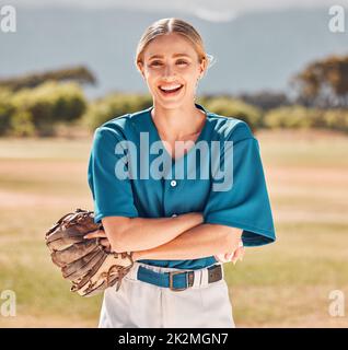 Frau, Baseballspielerin und Sportlerin auf dem Feld im Stadion für Training, Bewegung und Training. Porträt, Lächeln oder glücklicher Profi-Spieler mit Handschuh Stockfoto