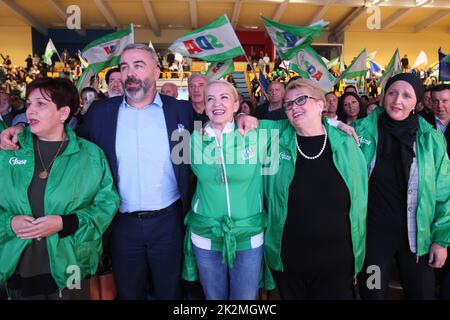 22. September 2022, Sarajevo, Sarajevo, Bosnien und Herzegowina: Mitglieder der SDA (Partei der Demokratischen Aktion) Sebija Izetbegovic Zentrum Linke und aktuelle bosnische Außenministerin Biserka Turkovic, Mitte rechts, klatschen während der Wahlkampfveranstaltung. Die Parlamentswahlen in Bosnien sind für den 2. Oktober geplant. Die Partei SDA vertritt die Regierungspartei, die die konservative bosnisch-muslimische politische Partei in Bosnien und Herzegowina vertritt. (Bild: © Amel Emric/ZUMA Press Wire) Stockfoto