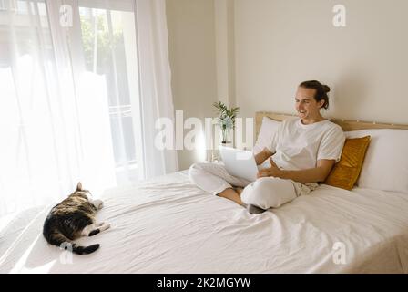 Mann von zu Hause aus arbeiten Stockfoto