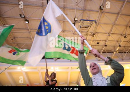 22. September 2022, Sarajevo, Sarajevo, Bosnien und Herzegowina: Die bosnisch-muslimische Unterstützerin der SDA (Party of Democratic Action) winkt während der Wahlkampfveranstaltung in Sarajevo mit einer Kriegsflagge aus dem bosnischen Krieg 1992/1995.die Wahlen in Bosnien sind für den 2. Oktober geplant. Die Partei SDA vertritt die Regierungspartei, die die konservative bosnisch-muslimische politische Partei in Bosnien und Herzegowina vertritt. (Bild: © Amel Emric/ZUMA Press Wire) Stockfoto