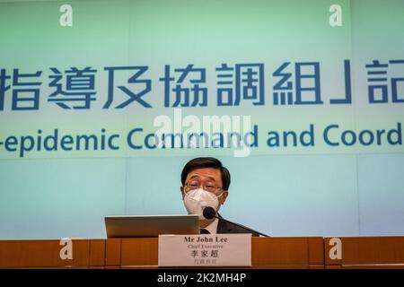 Hongkong, China. 23. September 2022. Hongkongs Chief Executive John Lee Ka-chiu spricht während einer Pressekonferenz, auf der die Lockerung der obligatorischen Quarantänepolitik im Regierungssitz angekündigt wird. (Foto von Alex Chan/SOPA Images/Sipa USA) Quelle: SIPA USA/Alamy Live News Stockfoto