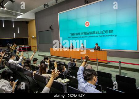 Hongkong, China. 23. September 2022. Journalisten hoben ihre Hände auf, um während einer Pressekonferenz Fragen zu stellen, auf der die Lockerung der obligatorischen Quarantänepolitik im Regierungssitz angekündigt wurde. (Foto von Alex Chan/SOPA Images/Sipa USA) Quelle: SIPA USA/Alamy Live News Stockfoto