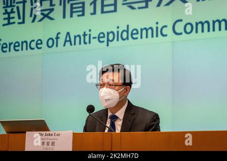 Hongkong, China. 23. September 2022. Hongkongs Chief Executive John Lee Ka-chiu spricht während einer Pressekonferenz, auf der die Lockerung der obligatorischen Quarantänepolitik im Regierungssitz angekündigt wird. (Foto von Alex Chan/SOPA Images/Sipa USA) Quelle: SIPA USA/Alamy Live News Stockfoto