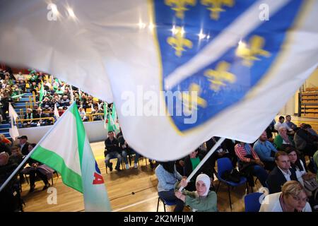 22. September 2022, Sarajevo, Sarajevo, Bosnien und Herzegowina: Die bosnisch-muslimische Unterstützerin der SDA (Party of Democratic Action) winkt während der Wahlkampfveranstaltung in Sarajevo mit einer Kriegsflagge aus dem bosnischen Krieg 1992/1995.die Wahlen in Bosnien sind für den 2. Oktober geplant. Die Partei SDA vertritt die Regierungspartei, die die konservative bosnisch-muslimische politische Partei in Bosnien und Herzegowina vertritt. (Bild: © Amel Emric/ZUMA Press Wire) Stockfoto