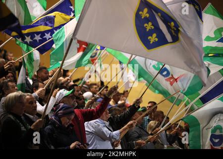 22. September 2022, Sarajevo, Sarajevo, Bosnien und Herzegowina: Unterstützer der SDA (Partei der Demokratischen Aktion) winken während der Wahlkampfveranstaltung mit Parteiflaggen, offizieller bosnischer Flagge und Kriegszeitflagge aus dem bosnischen Krieg 1992/1995. Die Parlamentswahlen in Bosnien sind für den 2. Oktober geplant. Die Partei SDA vertritt die Regierungspartei, die die konservative bosnisch-muslimische politische Partei in Bosnien und Herzegowina vertritt. (Bild: © Amel Emric/ZUMA Press Wire) Stockfoto