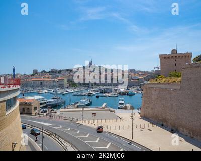 Marseille, Frankreich - Mai 15h 2022: Städtischer Autobahndurchgang durch die Festung vor der Altstadt Stockfoto