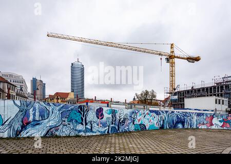 Große Baustelle im Zentrum von Jena und Jentower im Hintergrund Stockfoto