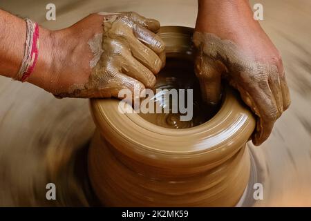 Indische Töpferhände bei der Arbeit, Shilpagram, Udaipur, Rajasthan, Indien Stockfoto