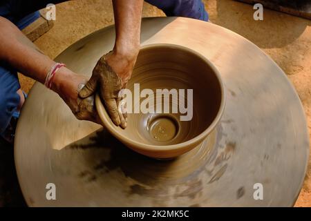 Indische Töpferhände bei der Arbeit, Shilpagram, Udaipur, Rajasthan, Indien Stockfoto