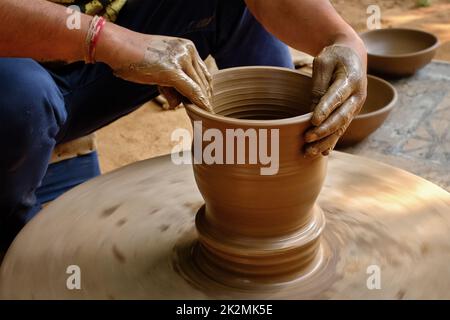 Indische Töpferhände bei der Arbeit, Shilpagram, Udaipur, Rajasthan, Indien Stockfoto