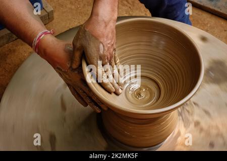 Indische Töpferhände bei der Arbeit, Shilpagram, Udaipur, Rajasthan, Indien Stockfoto