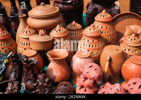 Straßenmarkt Ausstellung von handgefertigten Töpfen, Keramik-Produkte, Souvenirs. Udaipur, Rajasthan, Indien Stockfoto