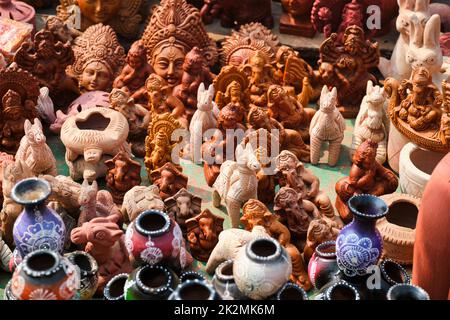 Straßenmarkt Ausstellung von handgefertigten Töpfen, Keramik-Produkte, Souvenirs. Udaipur, Rajasthan, Indien Stockfoto